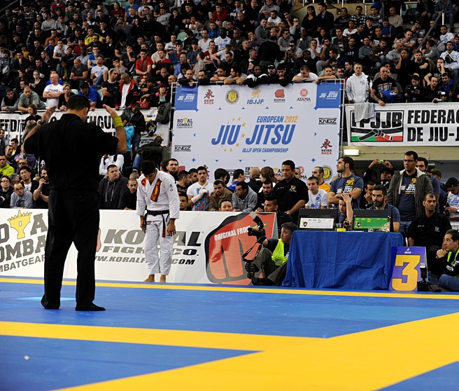 Want to compete in JiuJitsu and learn? Go west, and to Chicago Graciemag