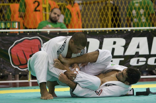 Leandro Lo faz guarda contra JT, no Brasileiro do ano passado, ainda no Tijuca. Este ano o ginásio tradicional estava reservado para competições de basquete. Foto: Gustavo Aragão.