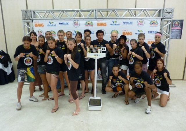 MMA feminino promissor na pesagem do Pink Fight