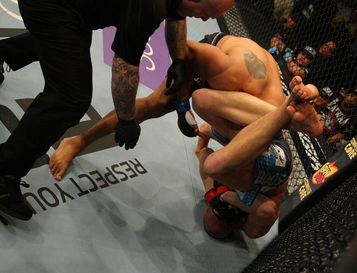 Struve aperta o braço de Johson. Foto: Donald Miralle UFC