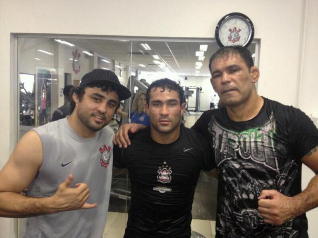 Davi Ramos (centro), com Ramos Lemos e Rodrigo Minotauro. Foto :Aquivo Pessoal