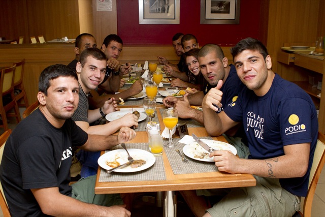 Rodolfo Vieira Joao Gabriel Leo Nogueira jantam juntos no hotel da Copa Podio Foto Gustavo Aragao GRACIEMAG