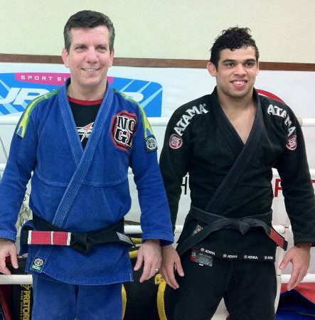 Veja o campeão do UFC Renan Barão treinando Jiu-Jitsu de kimono