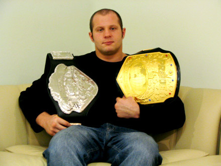 O lendário Fedor Emilianenko com seus cinturões. Foto: Divulgação
