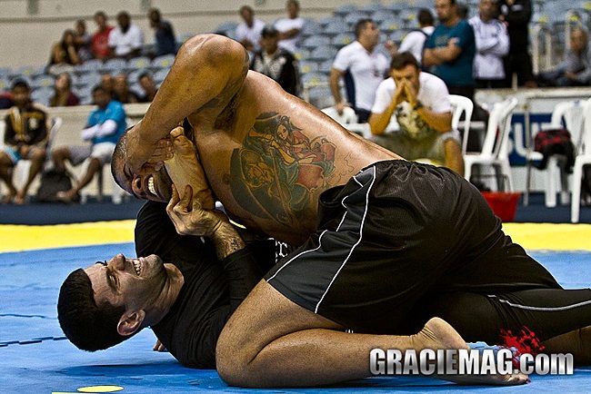 Rodrigo Cavaca aposta em Jiu-Jitsu de Jacaré rumo ao cinturão UFC