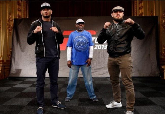 Mousasi(esq.) posa ao lado de Latifi para o UFC na Suécia. Foto: Reprodução/Twitter