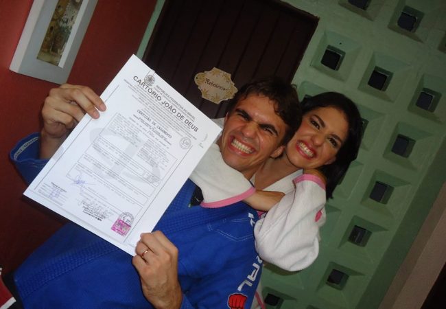 Casal do Jiu-Jitsu assina matrimônio de kimono e faixa-preta, em Fortaleza