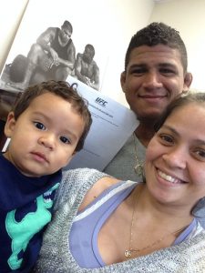 GIlbert Durinho, com sua esposa Bruna e o filho Pedro, exibindo orgulhoso seu contrato  com o UFC.