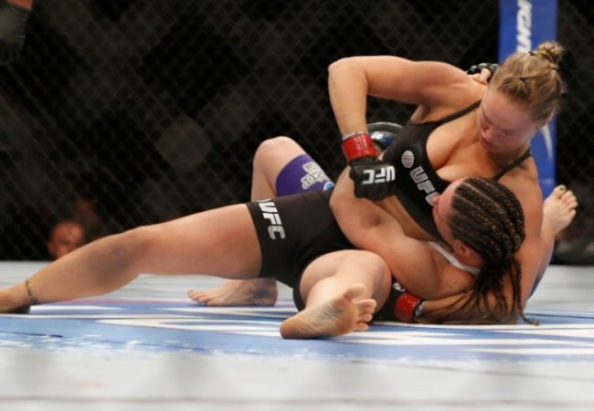Ronda Rousey bota cinturão em jogo contra Cat Zingano no UFC 182