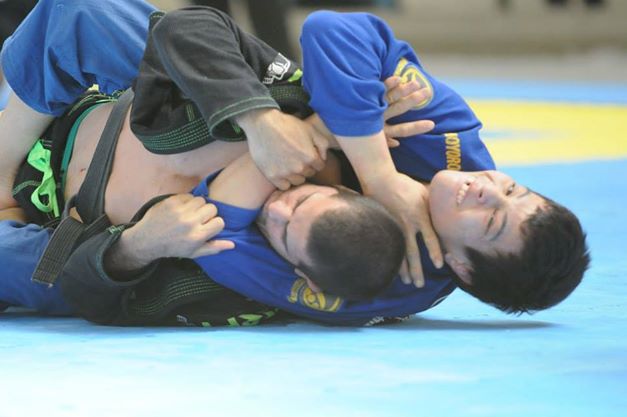 O estrangulamento de Paulo Miyao na final do absoluto do SP Open de Jiu-Jitsu