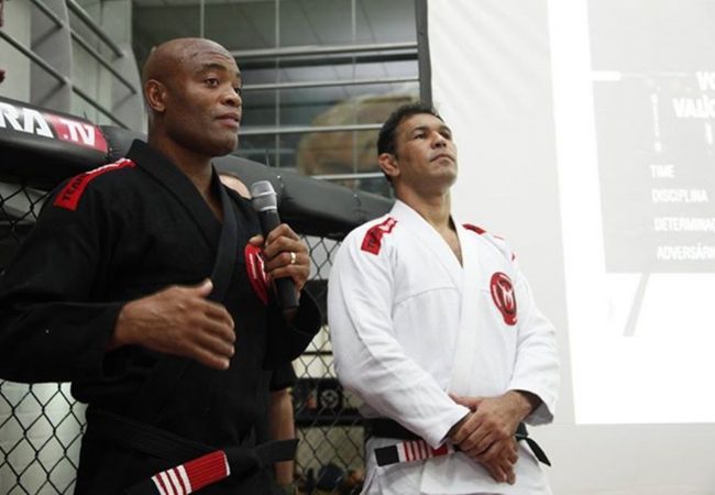 Ao lado de Minotauro, Anderson Silva discursa na graduação de Jiu-Jitsu. Foto: Divulgação