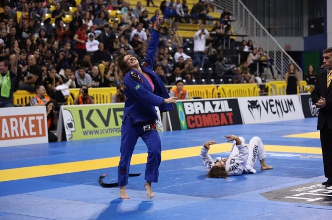 Vídeo: Relembre O Estrangulamento De Mackenzie Dern Sobre Michelle ...