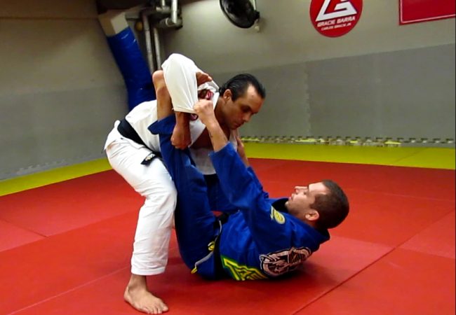 Jiu-Jitsu: Raspe com o pé no bíceps e passe a guarda na aula de Sérgio Benini