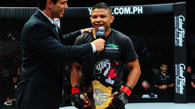 Video: BJJ world champ Bibiano Fernandes defends One FC belt