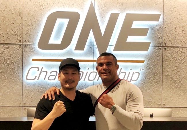 Vitor Belfort visita o One Championship e flerta com retorno ao MMA