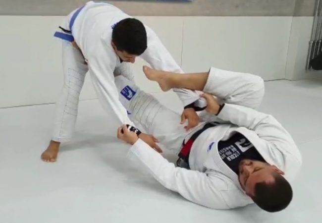 Vídeo: Edgar Guimarães ensina detalhes da guarda-laçada na Escola de Jiu-Jitsu Brasileiro