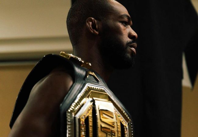 Jones Jones vence luta apertada e defende cinturão no UFC 247