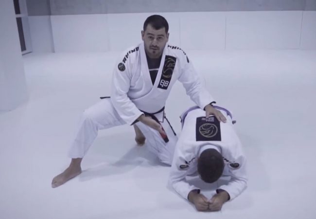 Edgar Guimarães ensina armlock partindo das costas na Escola de Jiu-Jitsu Brasileiro