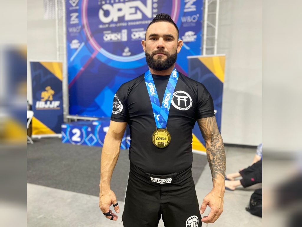 A aula do campeão mundial absoluto sem kimono Roberto Jimenez