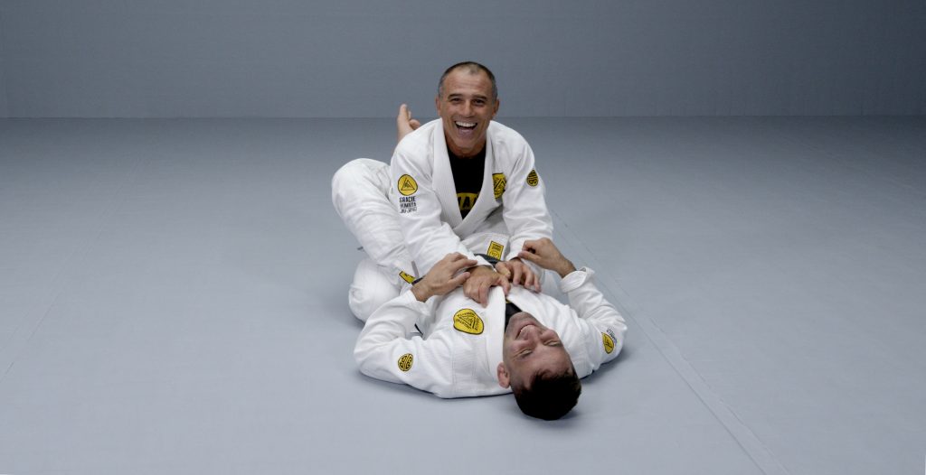 Royler Gracie durante aula com o amigo e aluno Vini Aieta. Foto: Gallerr