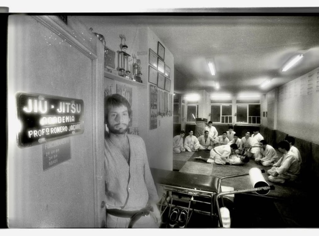 Romero Jacaré, no velho teatro de Ipanema que se tornou academia de Jiu-Jitsu, em 1985. Foto: Marcos Prado/Divulgação