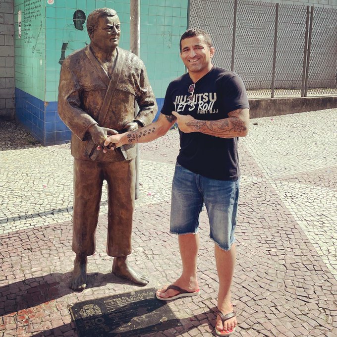 Suyan no Rio de Janeiro com a estátua de Carlson Gracie, em Copacabana. Foto: Acervo Pessoal